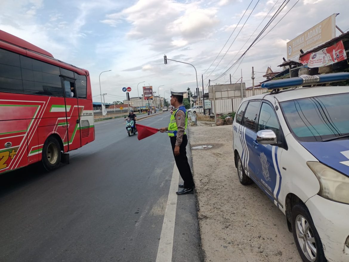 Kasat Lantas Polres Batu Bara AKP Hotlan W. Siahaan, S.H Pimpin Patroli Kibas Bendera