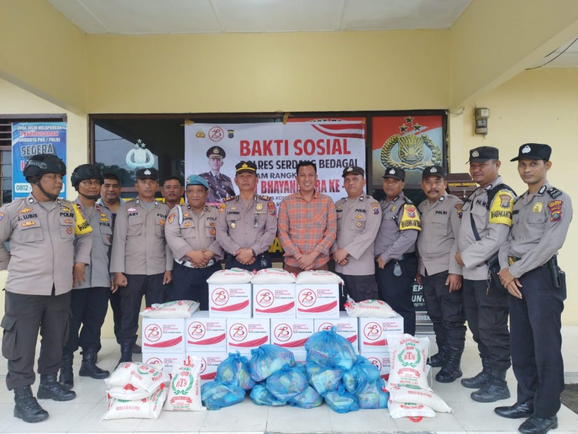 Kapolsek Tanjung Beringin AKP Tobat Sihombing Berikan Bansos HUT Bhayangkara Ke-78