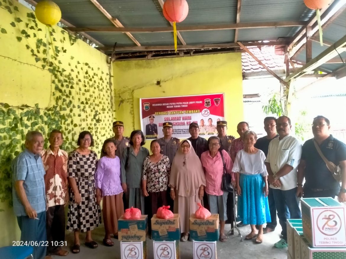 Polres Bersama KBPP Polri Resor Tebing Tinggi Bagikan Paket Sembako Ke Purnawirawan Dan Warakauri