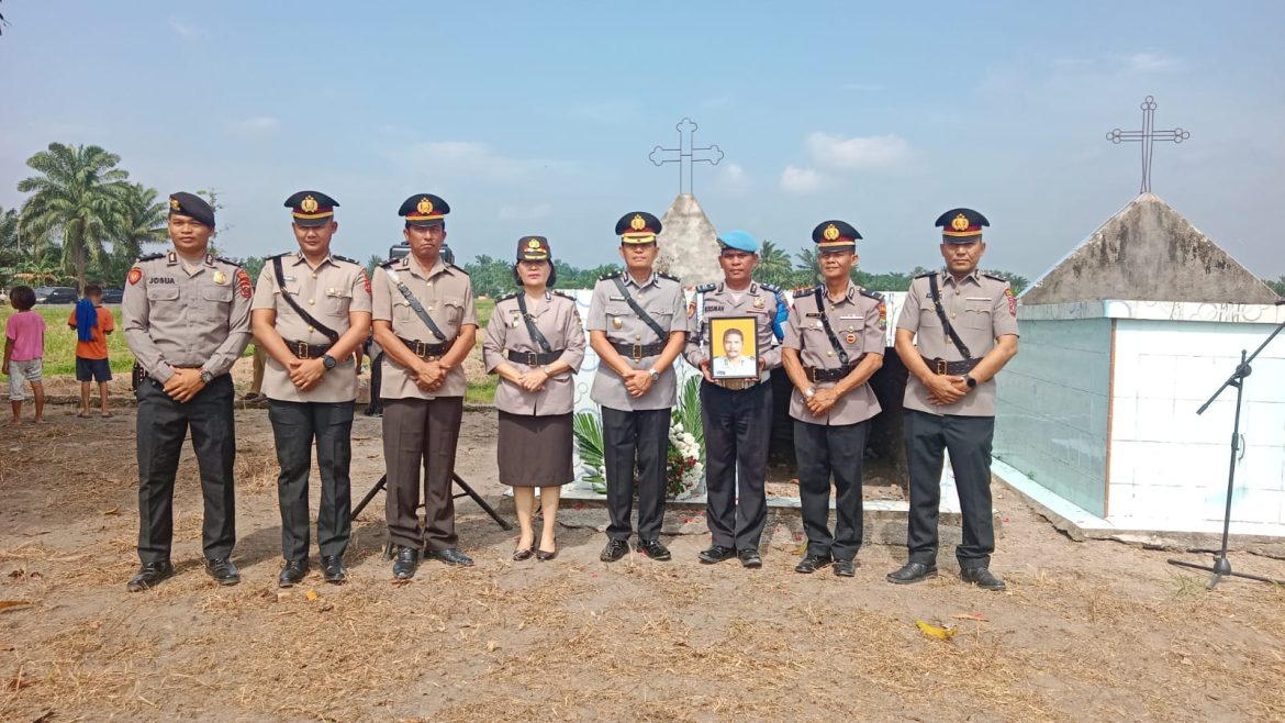 Sambut Hari Bhayangkara Ke-78, Polres Batubara Upacara Ziarah Di Taman Makam Ipda Anumerta Martua Galingging