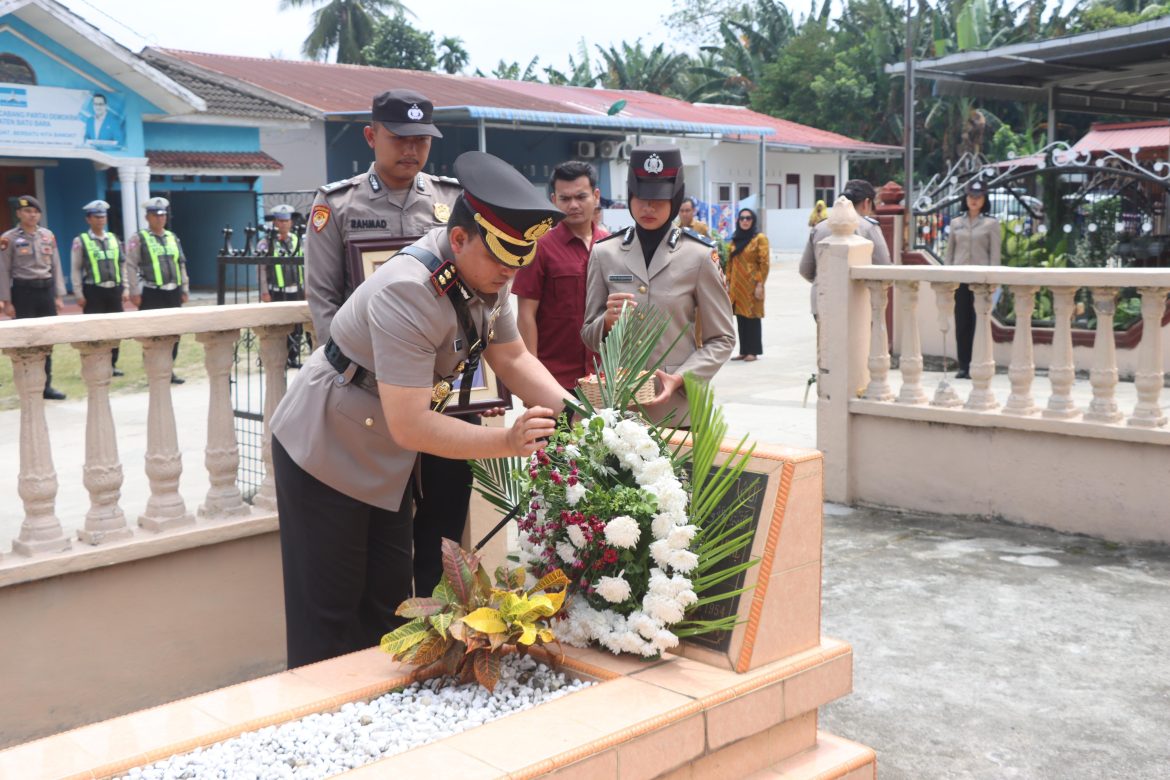 Peringati Hari Bhayangkara Ke-78 Polres Batu Bara Ziarah Ke Makam Brigjen Pol. Syahrul Zainal