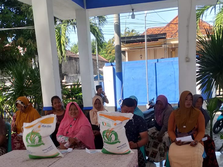 Pemdes Banyuates Salurkan Bantuan Beras Bulog ke-732 KPM di Balai Desa