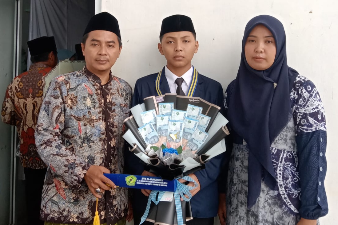 Sohibur Ridho Putra Hasan Morbatoh Mengikuti Wisuda Kelulusan Mts  Yayasan Al Jauhariyah Sembung di Gedung Arab Wings