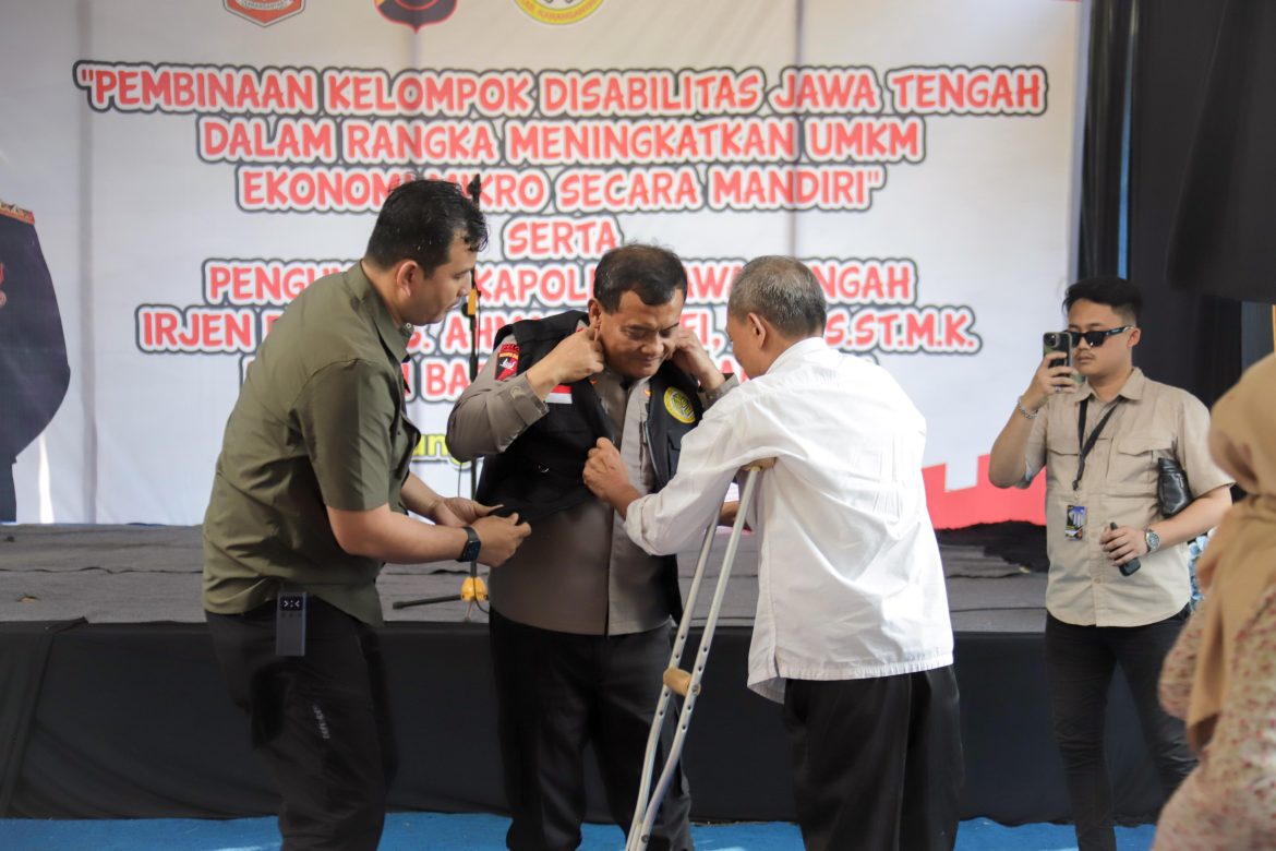 Dikukuhkan Sebagai Bapak Asuh Disabilitas, Irjen Pol Ahmad Luthfi Dukung UMKM Milik Kaum Disabilitas