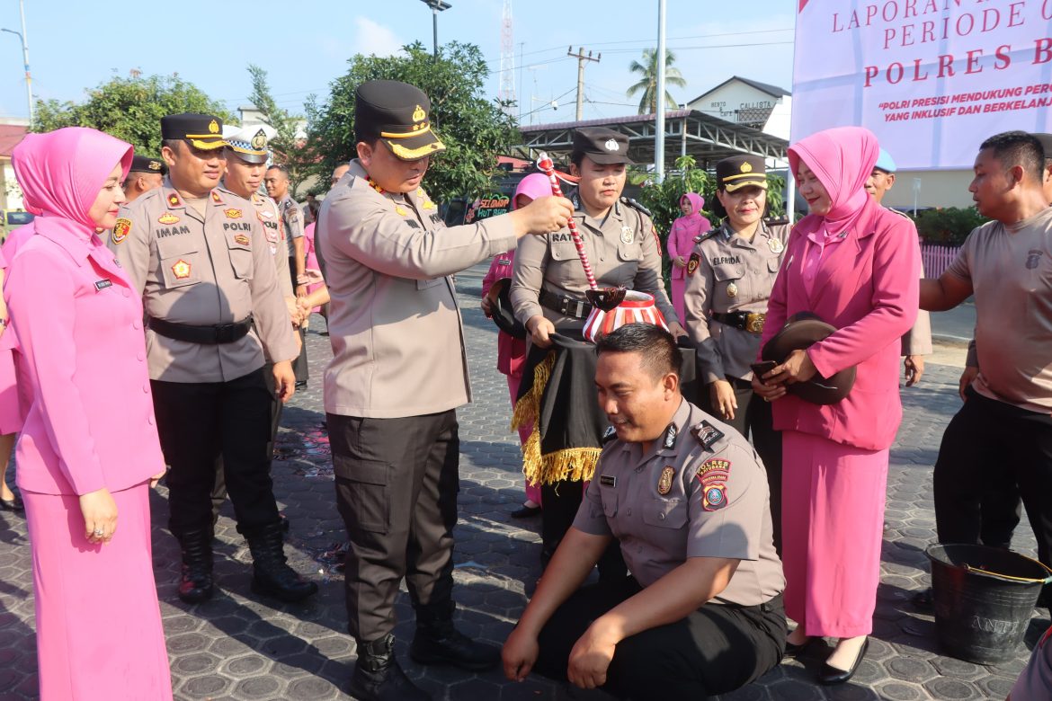 Kapolres Batu Bara Pimpin Upacara Kenaikan Pangkat 16 Personil