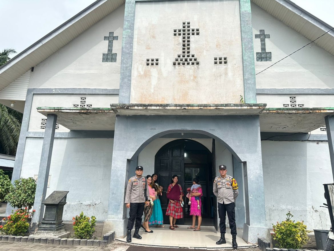 Minggu Kasih Personil Polsek Indrapura Pengamanan Gereja