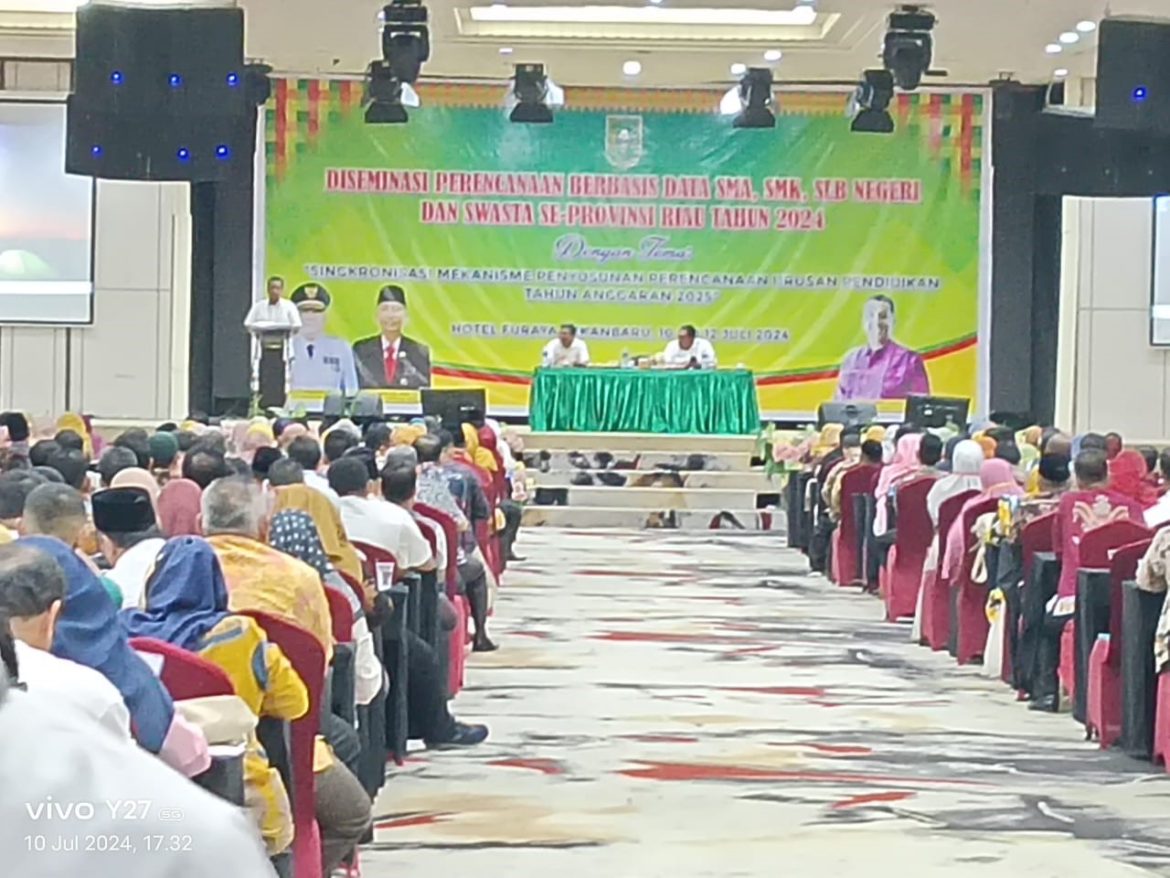 Plt Kadisdik Buka Diseminasi Perencanaan Berbasis Data SMA, SMK dan SLB Negeri dan Swasta se Riau Tahun 2024