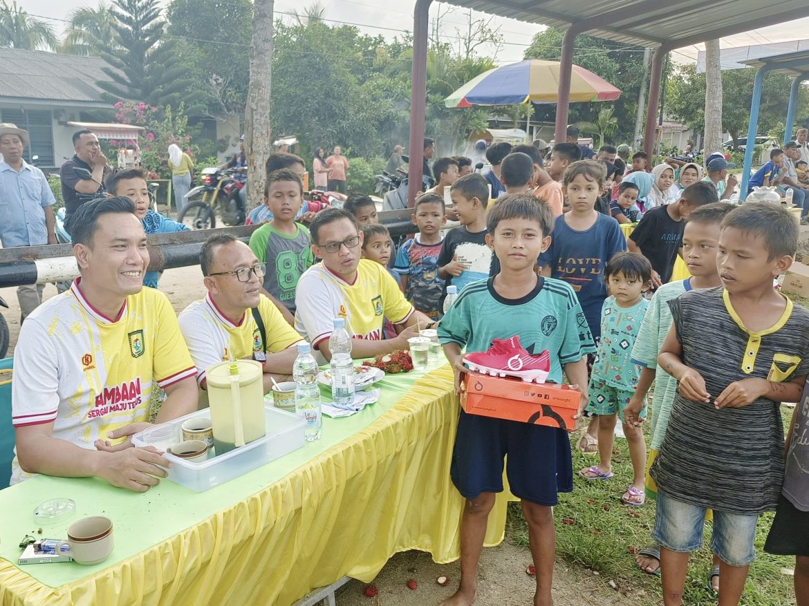 Kepedulian Panitia Turnamen Sepakbola Beri Sepatu Bola Anak Yatim