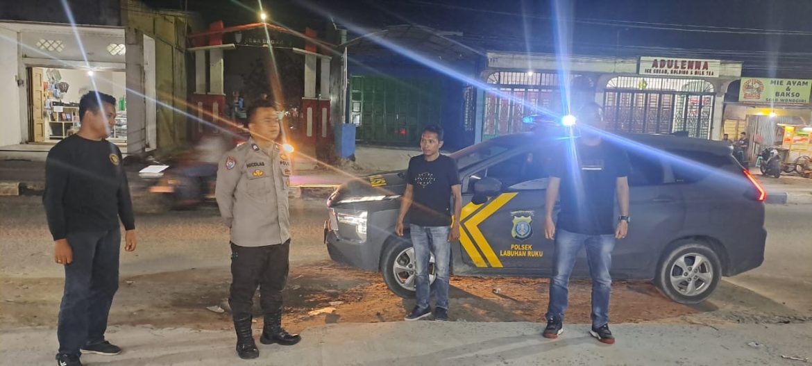 Patroli Polsek Labuhan Ruku Antisipasi Gangguan Kamtibmas Malam Hari