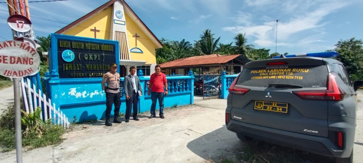 Personil Polsek Labuhan Ruku Pengamanan Ibadah Minggu