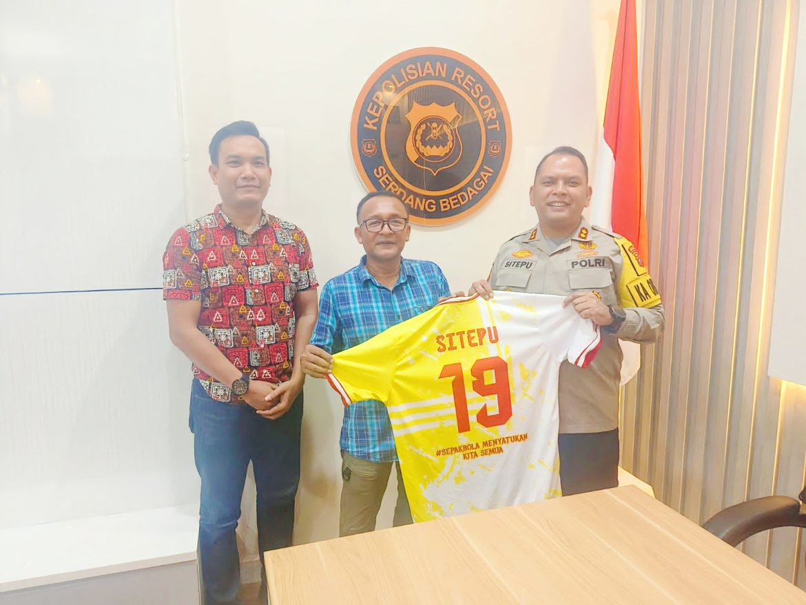 Dukung Sepakbola, Kapolres Sergai AKBP Jhon Heri Rakuta Sitepu Terima Jersey Forkopimda