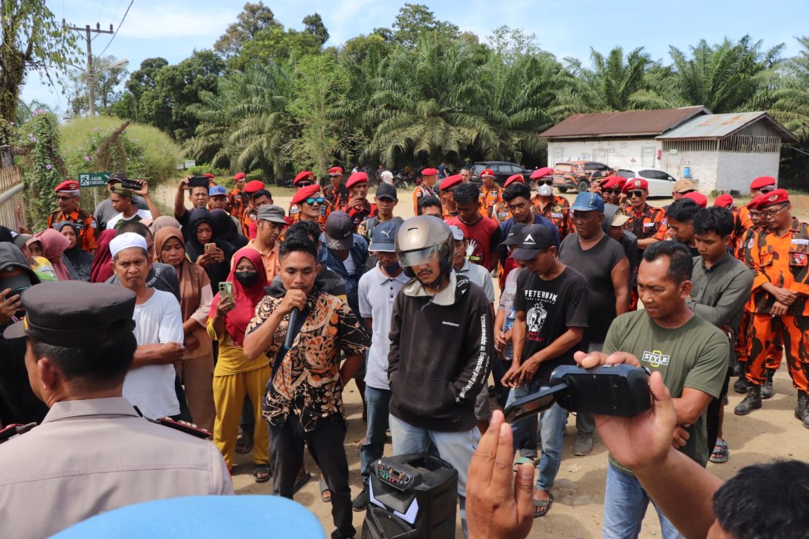 Polres Sergai Pengamanan Aksi Unras Peternak Di Kantor PT. Soeloeng Laoet Estate