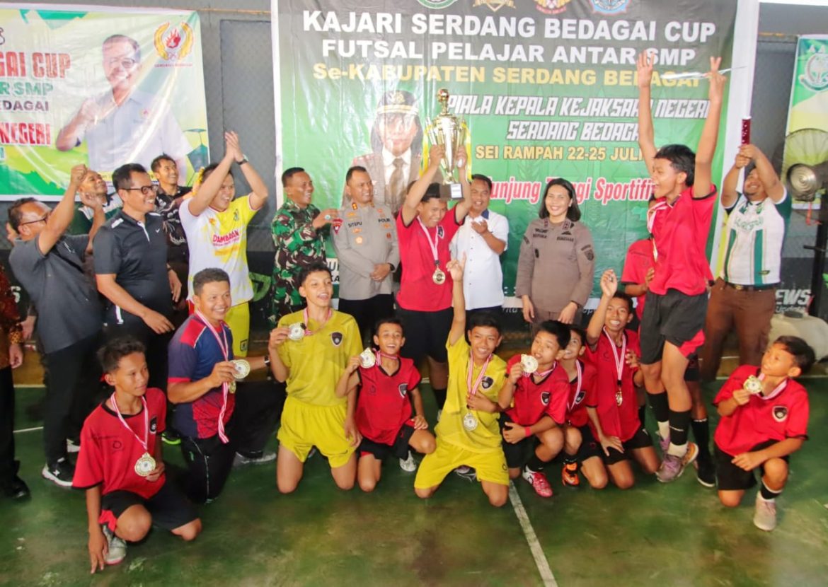 Berlangsung Semarak, Kapolres Sergai Dukung Futsal Pelajar Kajari Cup