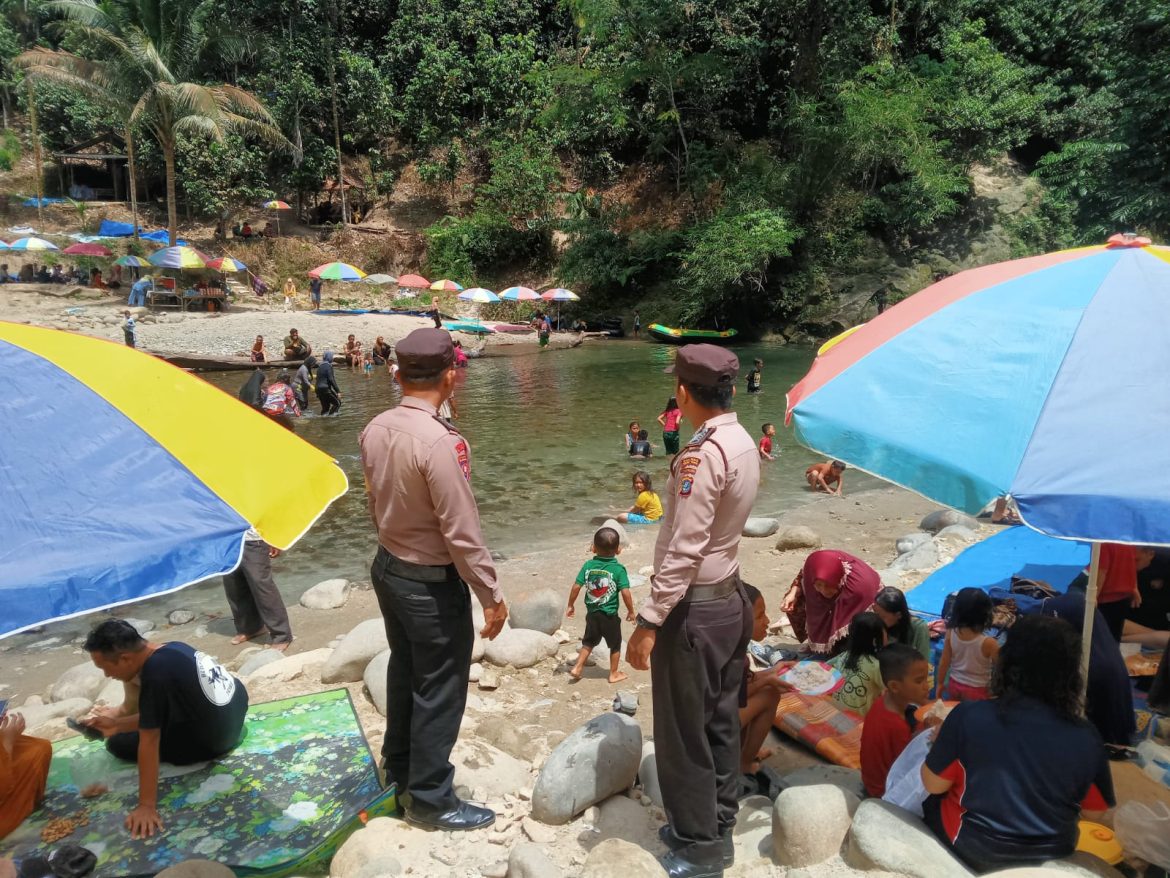 Ramai Pengunjung, Polsek Sipispis Pengamanan Objek Wisata Air Bartong