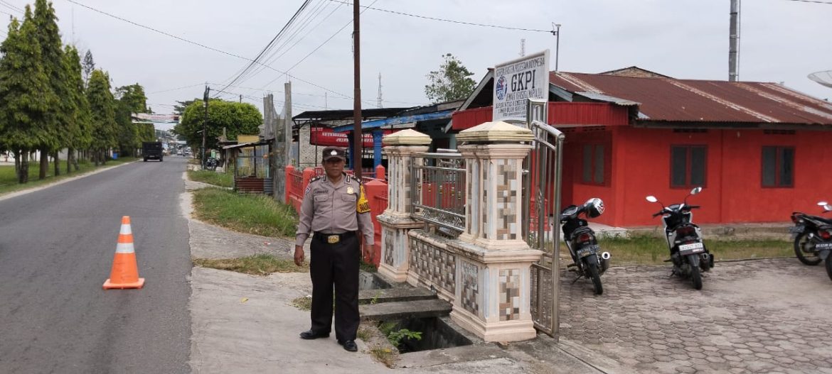 Personil Polsek Lima Puluh Beri Pengamanan Ibadah Minggu