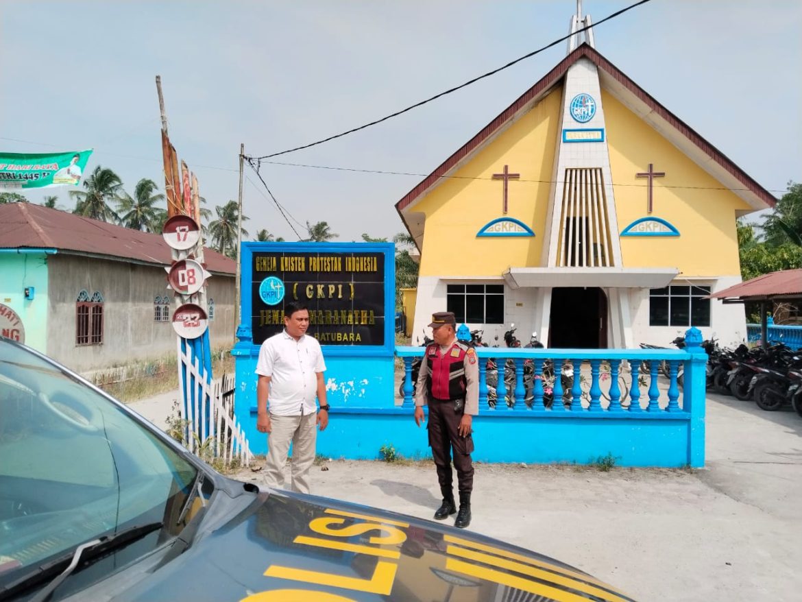 Personil Polsek Labuhan Ruku Pam Ibadah Minggu