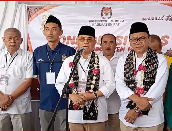 Sudewo-Chandra Datangi KPUD Daftarkan Dirinya Sebagai Cabup-Cawabup Pati 2024.