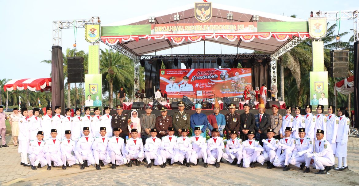 Berjalan Khidmat, Kabag Log Polres Sergai Hadiri Penurunan Bendera HUT RI Ke-79