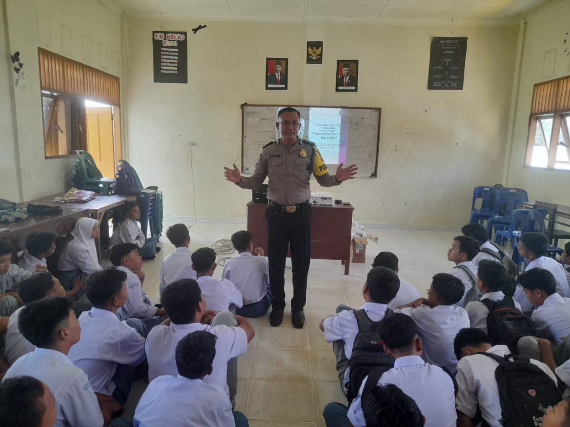 Police Goes To School Polsek Labuhan Ruku Sampaikan Bahaya Narkoba