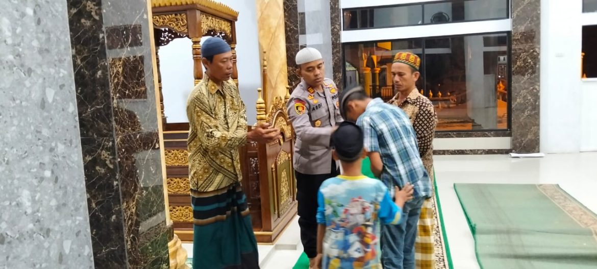 Kapolsek Medang Deras AKP Abdi Tansar, S.H, M.H Tingkatkan Cooling System Lewat Sholat Subuh Berjamaah