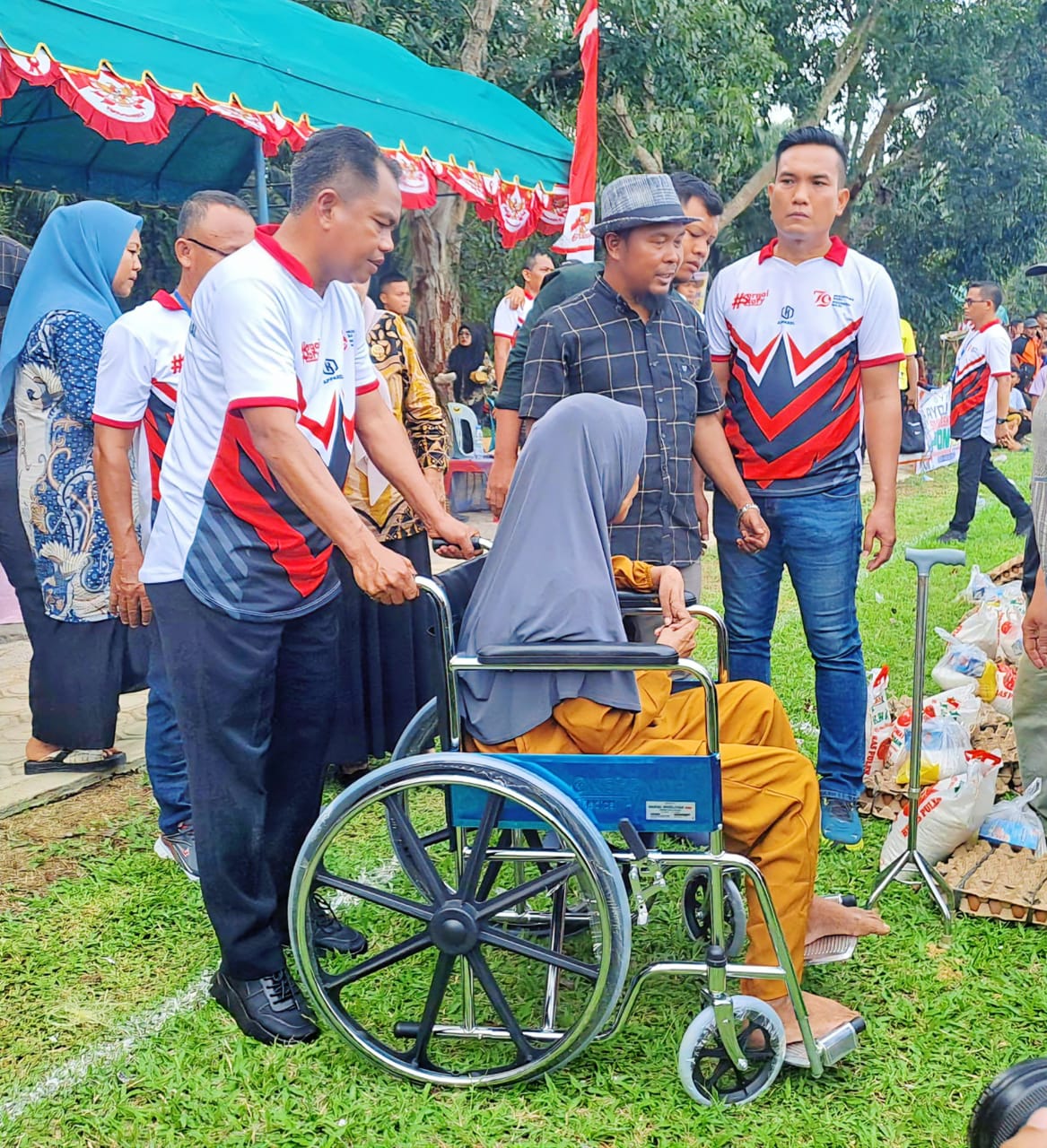 Polres Sergai Dukung Pembukaan Turnamen Sepakbola, Ibu Ngatini Sumringah Terima Kursi Roda Ditengah Meriahnya Turnamen