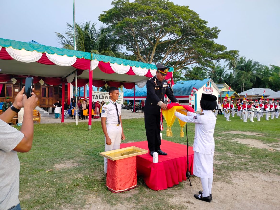 Polsek Labuhan Ruku Laksanakan Upacara Penurunan Bendera HUT RI Ke-79