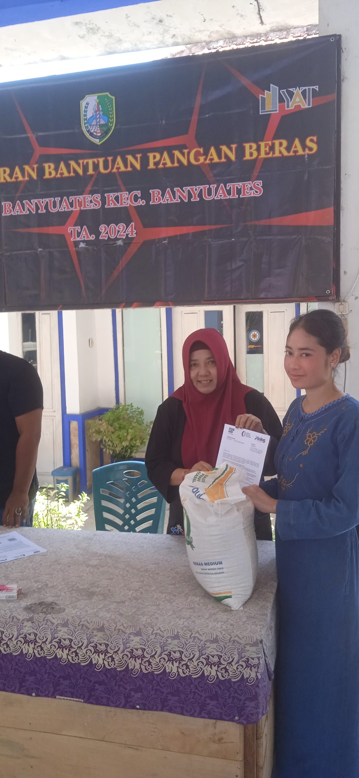 Pemdes Banyuates Salurkan Bantuan Beras Bulog di Balai Desa Banyuates