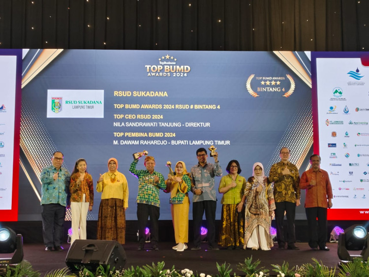 Bupati Lampung Timur Dawam Rahardjo memperoleh Penghargaan TOP Pembina BUMD 2024 dalam ajang TOP BUMD Award 2024