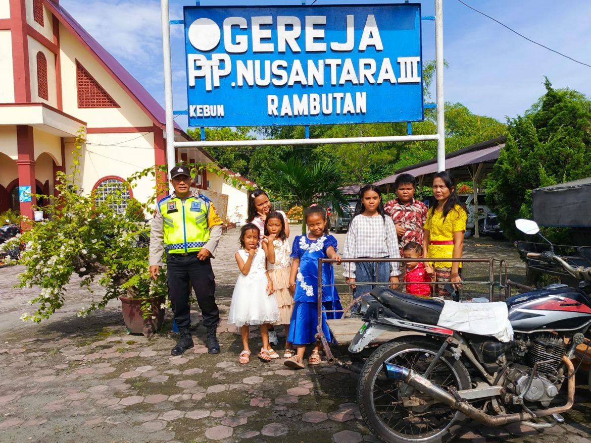 Berikan Rasa Aman, Bhabinkamtibmas Polres Tebing Tinggi Pengamanan Ibadah Gereja