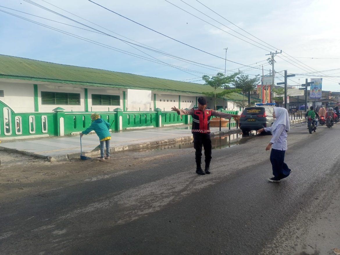 Pastikan Lancar, Polsek Labuhan Ruku Strong Point Jam Padat Pagi