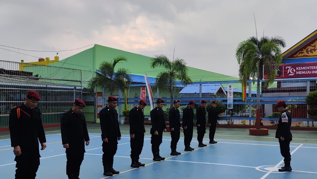 TERAPKAN SOP, REGU PENGAMANAN LAPAS PEKANBARU LAKSANAKAN APEL SERAH TERIMA PENJAGAAN