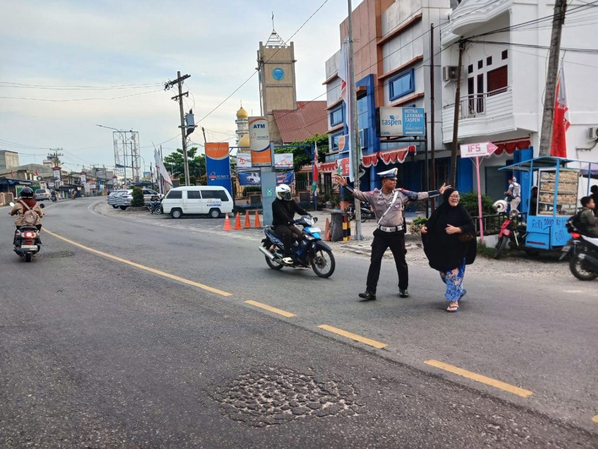 Gatur Lalin Pagi Sat Lantas Polres Batu Bara Beri Kenyamanan Pengguna Jalan