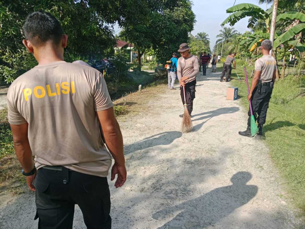 Jumat Berkah, Kasat Samapta Polres Batu Bara Gotong Royong Bersama Masyarakat