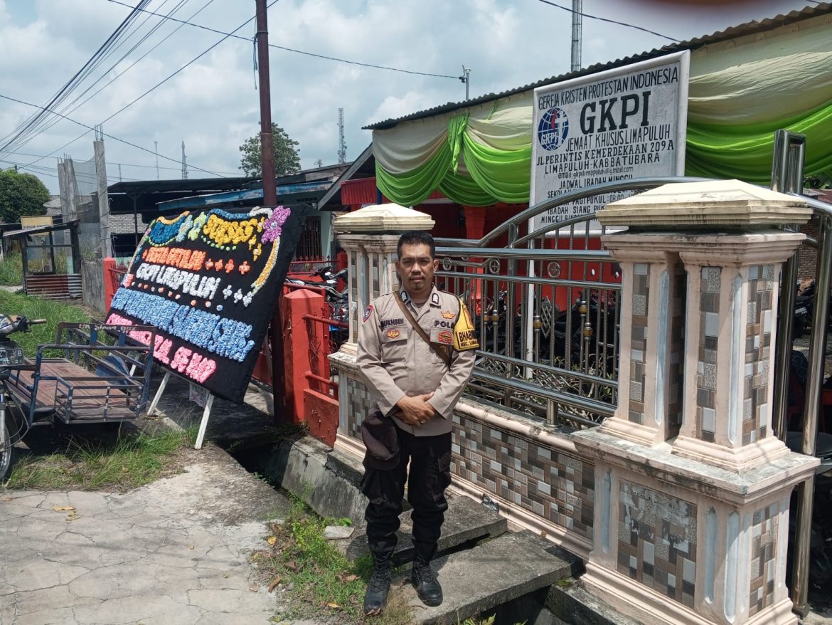 Personil Polsek Lima Puluh Pengamanan Ibadah Minggu