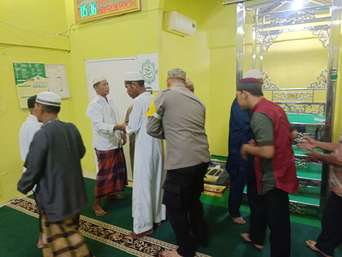 Personil Polsek Labuhan Ruku Cooling System dan Sholat Subuh Keliling