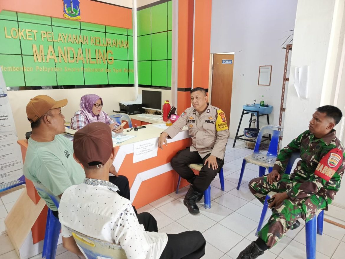 Bhabinkamtibmas Polsek Padang Hulu Cooling System di Kantor Lurah Mandailing