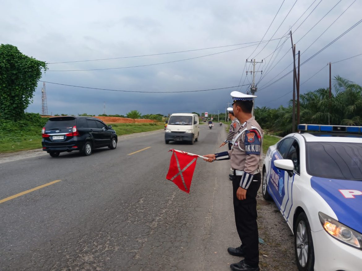 Sat Lantas Polres Batu Bara Antisipasi Kemacetan Melalui Patroli Kibas Bendera