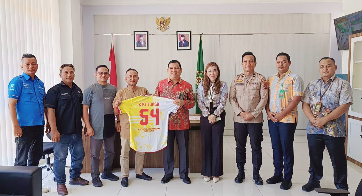 Terima Jersey, Ketua PN Seirampah Siap Bergabung Tim Sepakbola Forkopimda Sergai