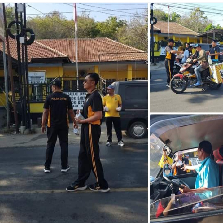 Jum at Barokah Kapolsek Ketapang Gelar Kegiatan Berbaagi Sedekah Kepada Masyarakat Yang Melintas di Depan Polsek