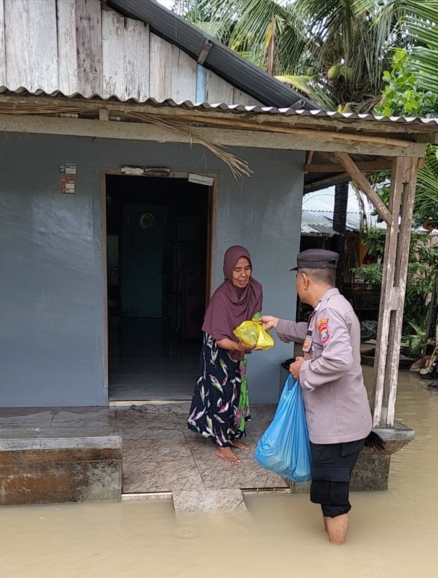 Jumat Berkah Polsek Medang Deras Bantu Warga Terdampak Banjir