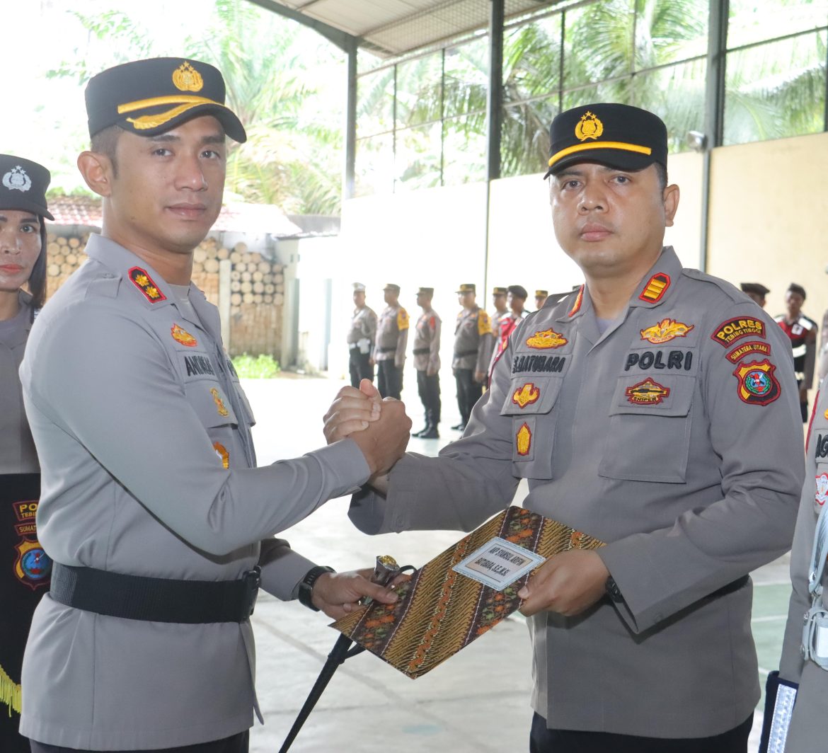 Kapolres Tebing Tinggi Beri Penghargaan Personel Berprestasi dan Masyarakat