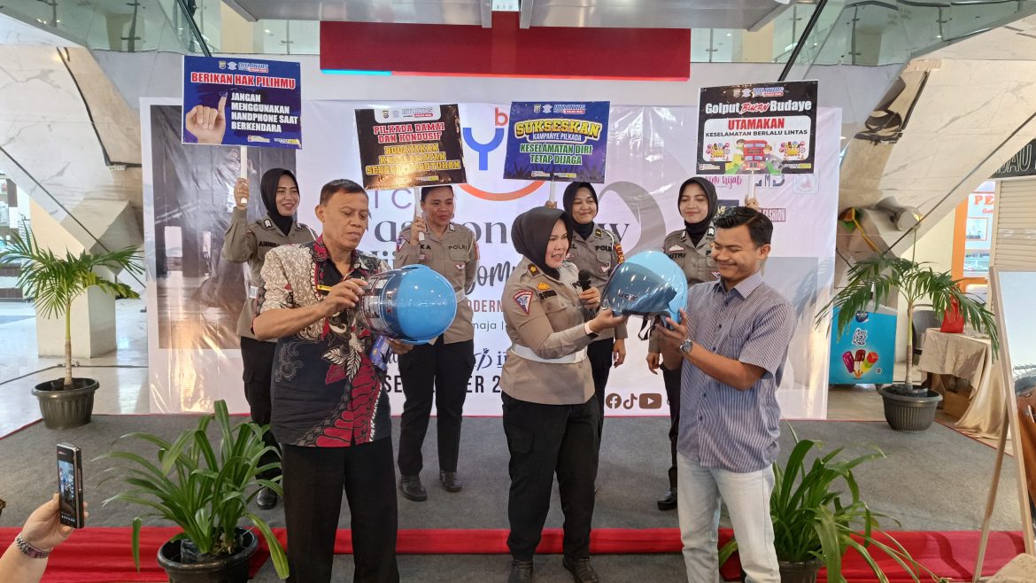 TIM COOLING SYSTEM DITLANTAS POLDA RIAU EDUKASI PENGUNJUNG STC PEKANBARU SUKSESKAN PILKADA RIAU 2024