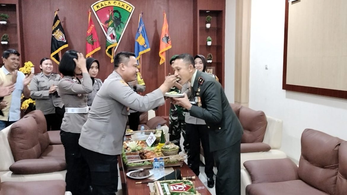 Solidaritas TNI-Polri Polres Batu Bara Beri Kado Nasi Tumpeng HUT TNI Ke-79