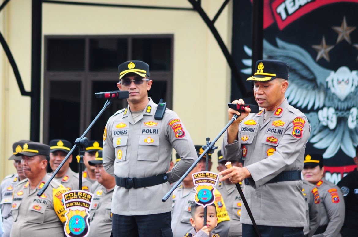 Pisah Sambut Kapolres Tebing Tinggi Diwarnai Pengalungan Bunga dan Pedang Pora