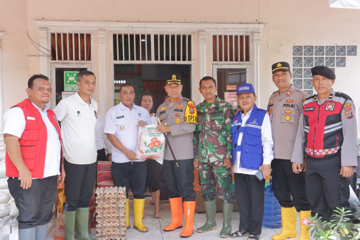 Kapolres Tebing Tinggi Serahkan Bantuan kepada Korban Banjir