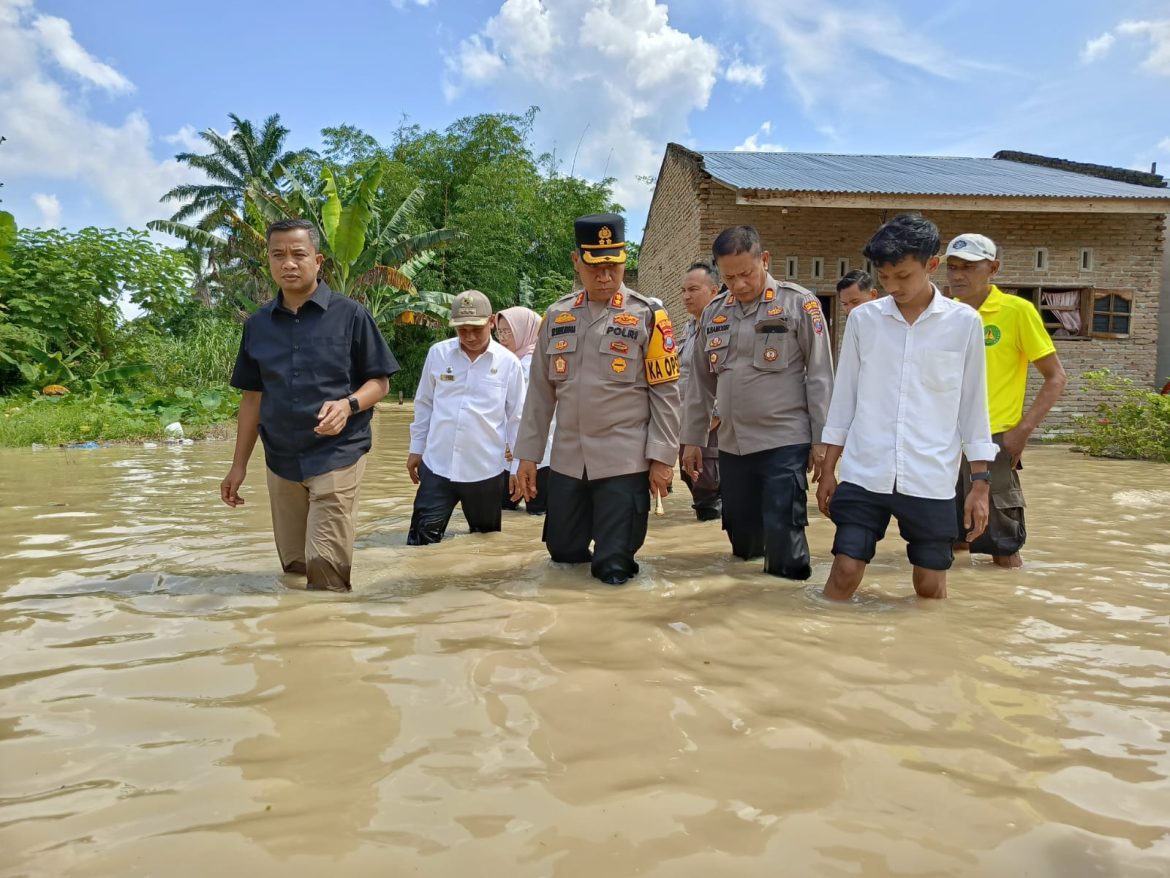 Kapolres Tebing Tinggi dan Kapolsek Padang Hulu Kunjungi Warga Terdampak Banjir