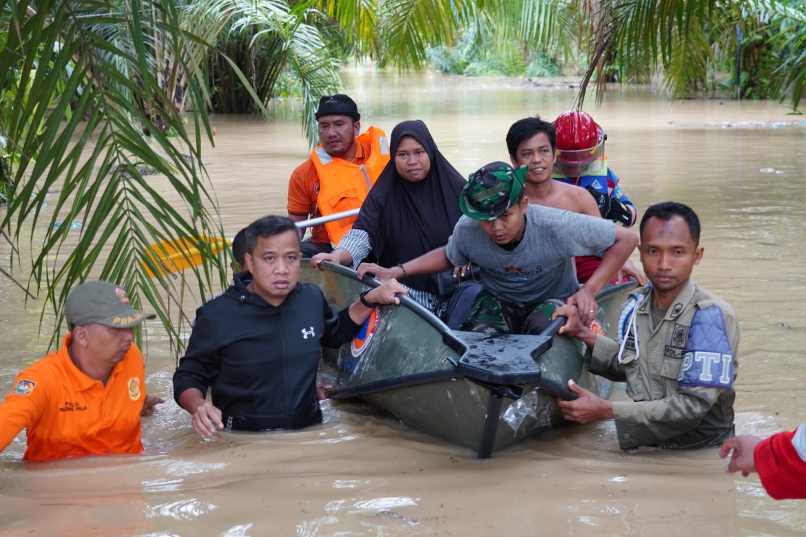 Gerak Cepat Tangani Masalah Banjir, Pj.bWalikota Tebing Tinggi Upayakan Korban Banjir Tidak Kelaparan dannEvakuasi Ibu Hamil