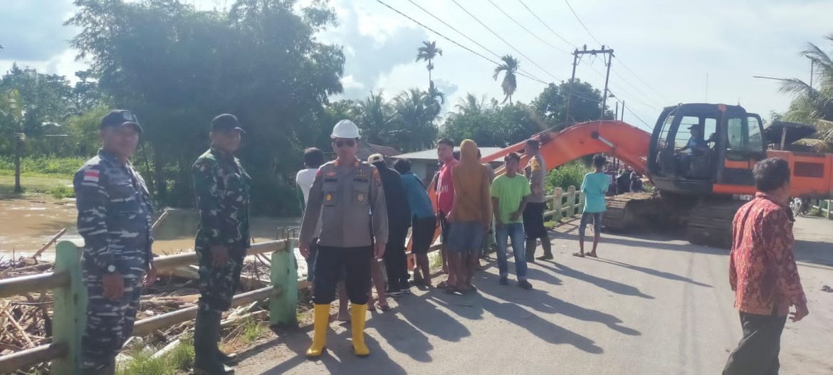 Kapolsek Bandar Khalifah Pantau Pembersihan Sampah di Aliran Sungai Padang