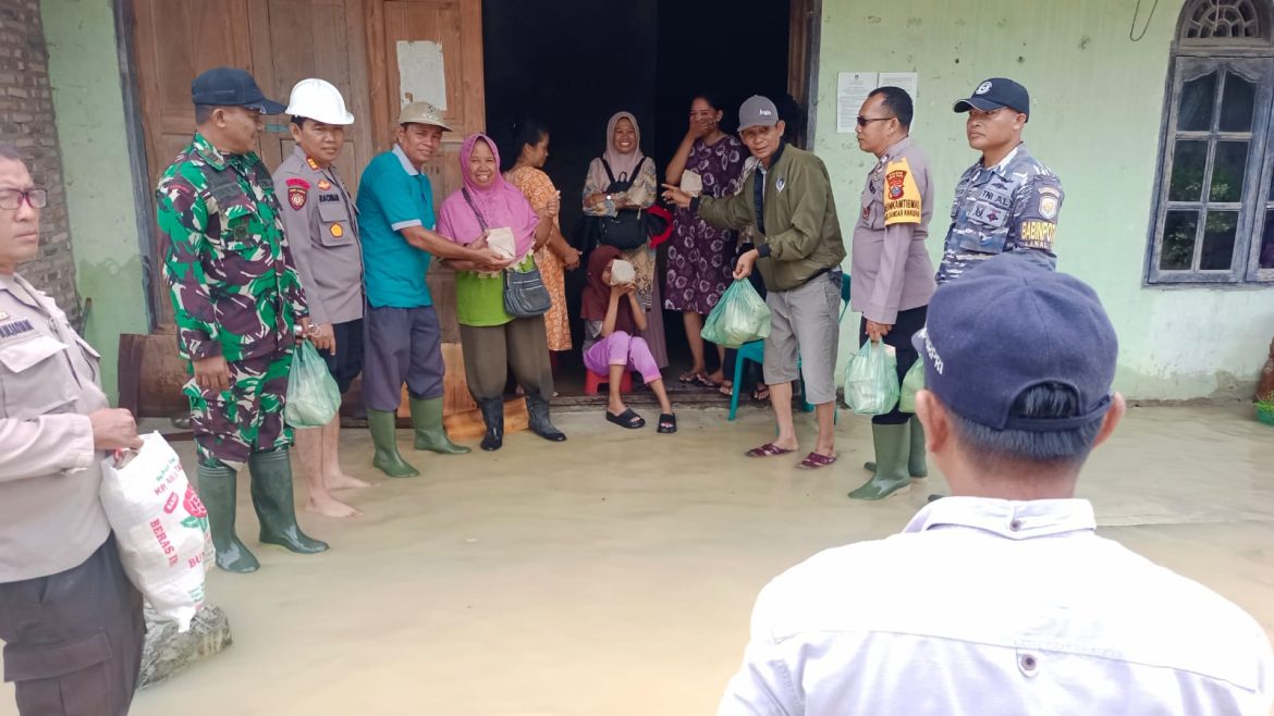 Polsek Bandar Khalifah Bagikan Sembako Kepada Warga Korban Banjir