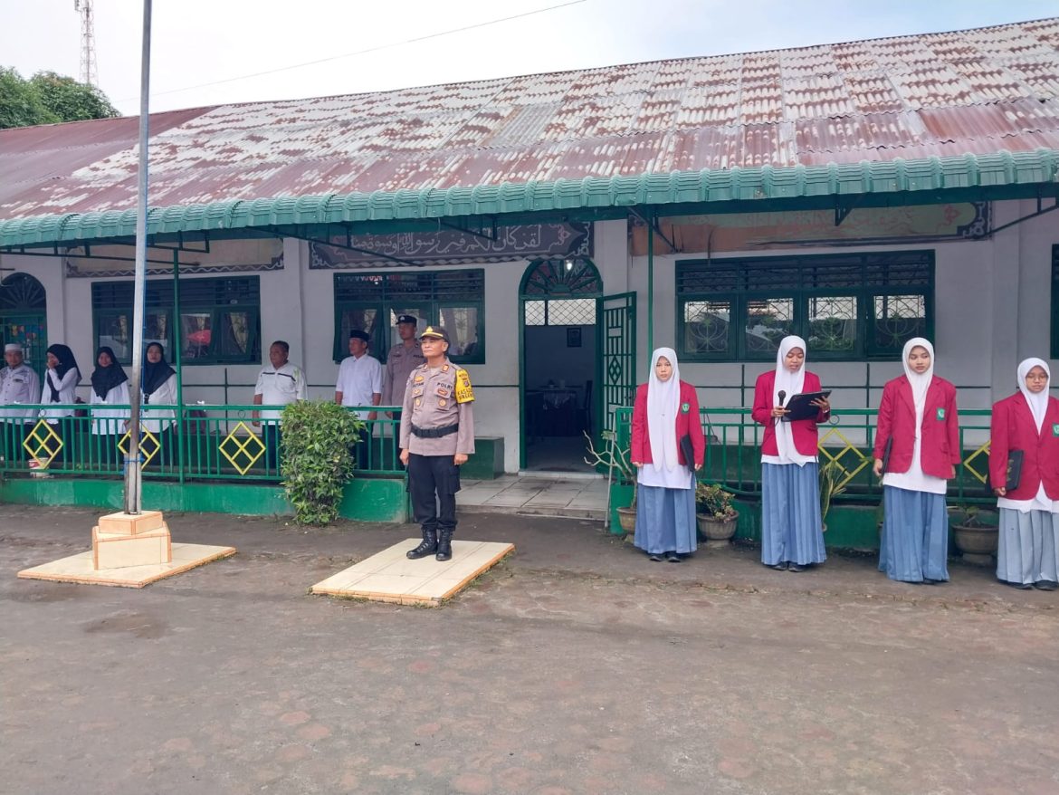 Kasat Binmas Polres Batu Bara Police Go to School di MAS AL-Wasliyah Petatal